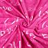 Flanell Kuscheldecke mit Schriftzug in der Farbe Pink, Tagesdecke in der Groesse 170x130cm, Detailansicht von Polyester Material